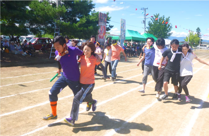 地域の運動会：二人三脚の様子