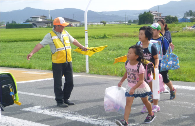 小学生の登校を見守る見守りの隊員