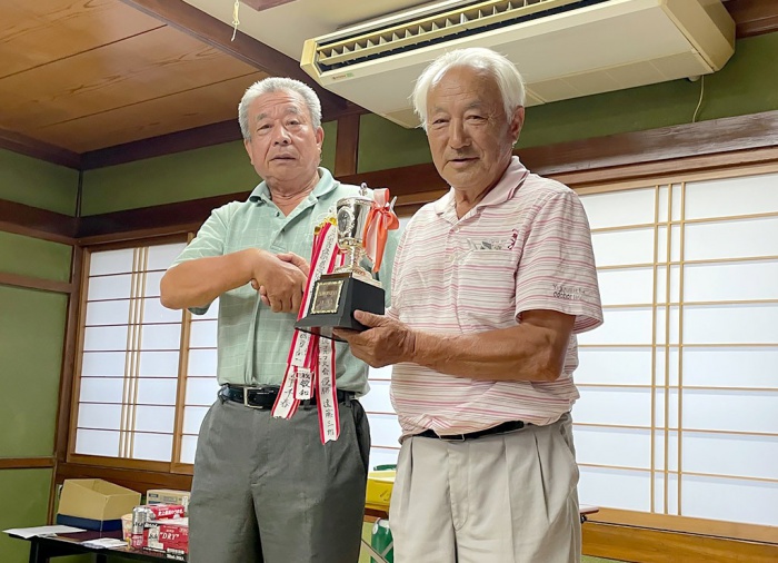写真：吉島地区ゴルフ大会：入賞者の表彰の様子