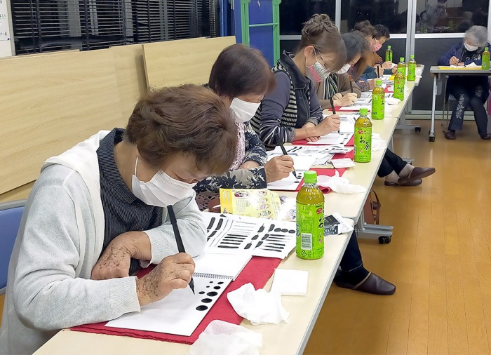 写真：吉島地区趣味の講座その３：想いを伝える筆ペン絵文字教室の様子