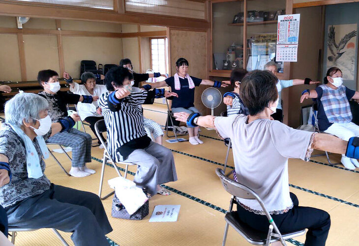 写真：北郷公民館での百歳体操のようす