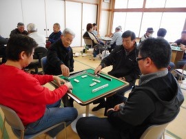 吉島地区世代間交流事業麻雀大会の様子