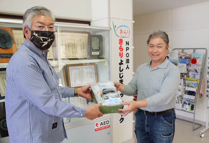 後藤建築さん(北方)より手作りマスクを受け取っている写真