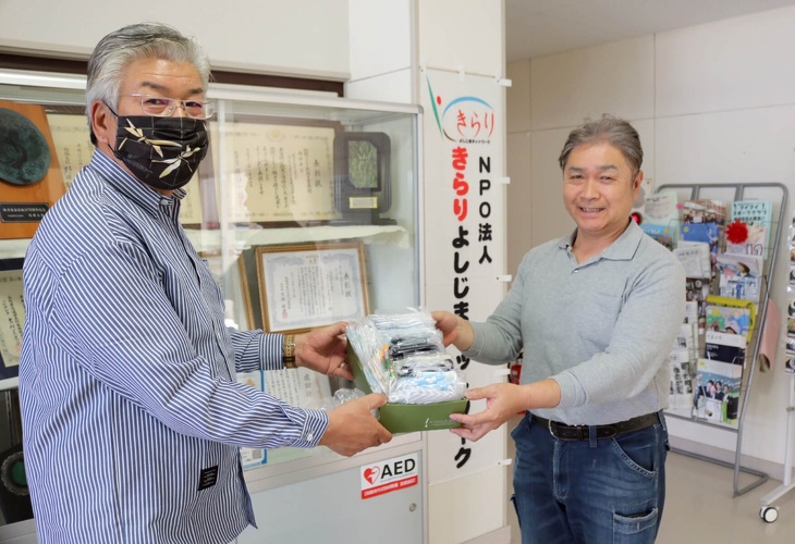 後藤建築さん（北方）より手作りマスクを受け取っている写真