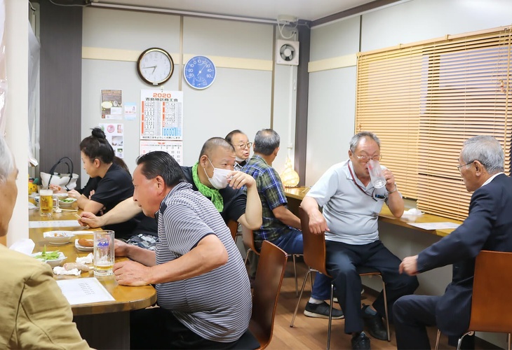 写真:地域酒場「居酒屋きらり」開催の様子