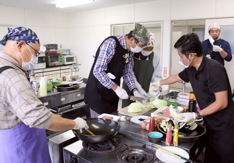 写真：吉島地区趣味の講座「プロが教えるまかない料理　お父さんの料理教室」の様子