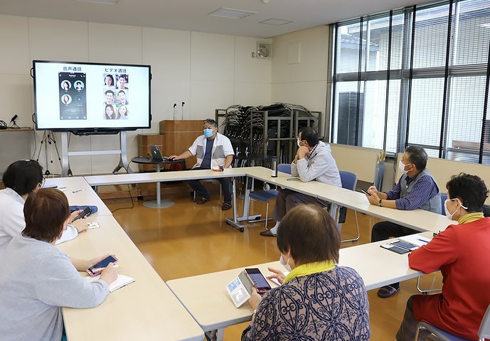 写真：吉島地区趣味の講座「みんなで顔を見ながら話そう！SNSでビデオ通話講座」の様子