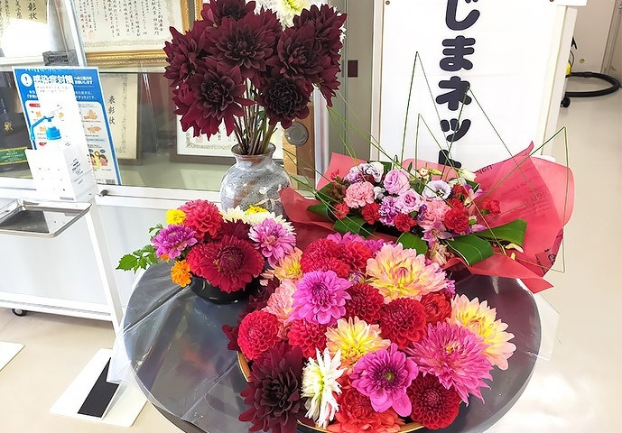 写真：下吉田ボランティア会さんや今野善博さん（三ツ井）の他、地域の皆さんよりいただいたお花