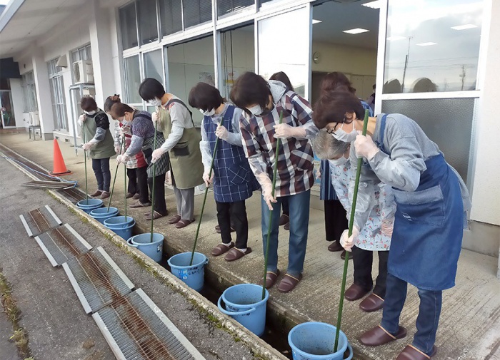 写真：身近な生活環境を考えるエコ活動「ＥＭせっけんづくり講習会」の様子