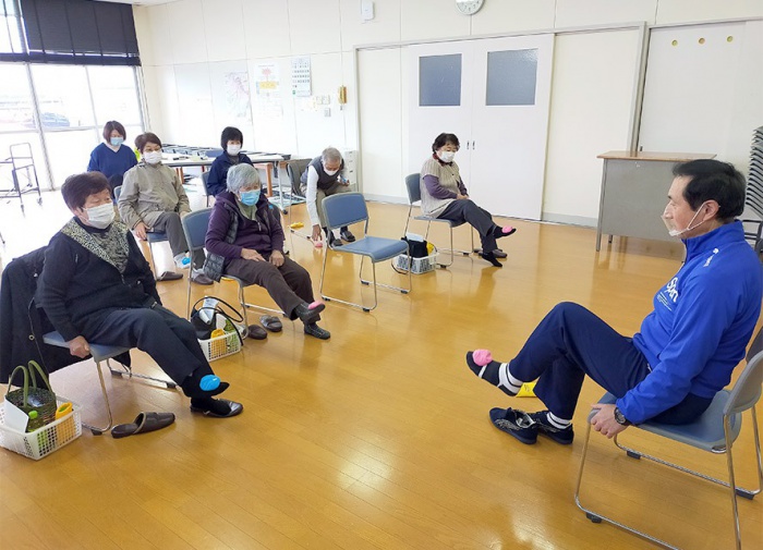 写真：介護予防普及啓発事業公開講座「心も体も元気に！筋力・脳力アップ教室」の様子