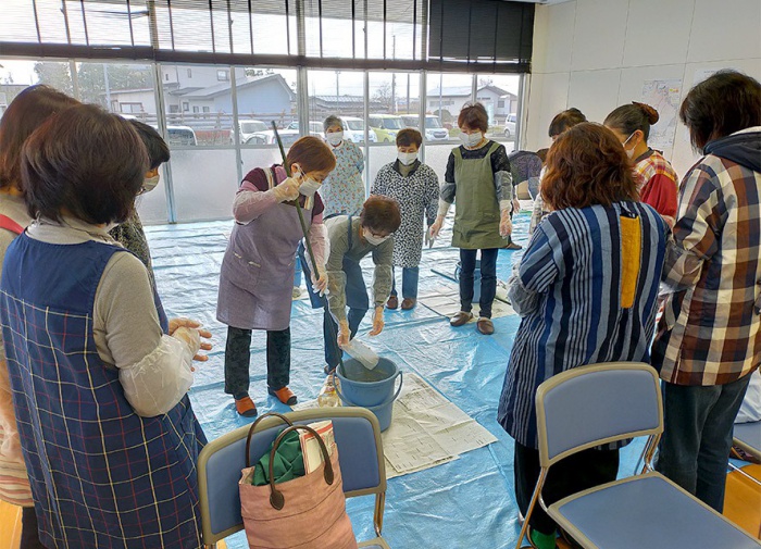 写真：身近な生活環境を考えるエコ活動「ＥＭせっけんづくり講習会」の様子