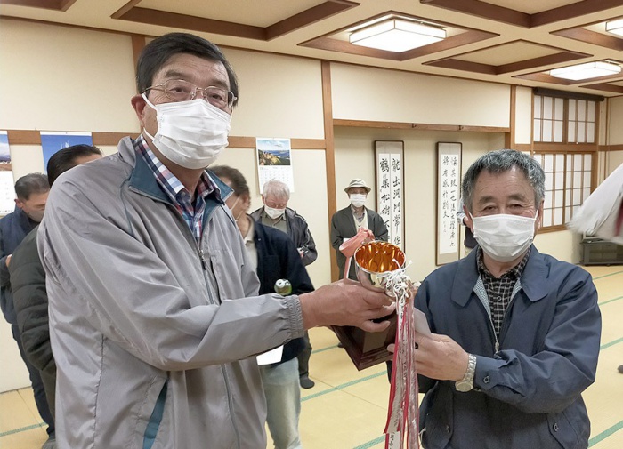 写真：吉島地区世代間交流麻雀大会：優勝の酒井昭夫さん（右）