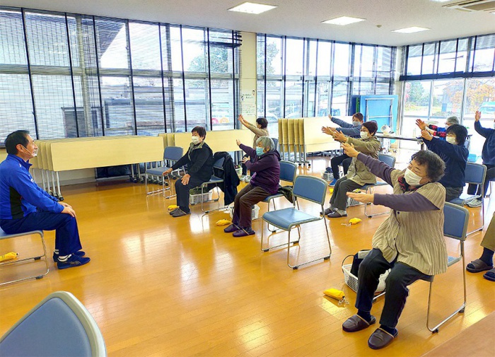 写真：介護予防普及啓発事業公開講座「心も体も元気に！筋力・脳力アップ教室」の様子