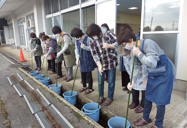 写真:身近な生活環境を考えるエコ活動「EMせっけんづくり講習会」の様子