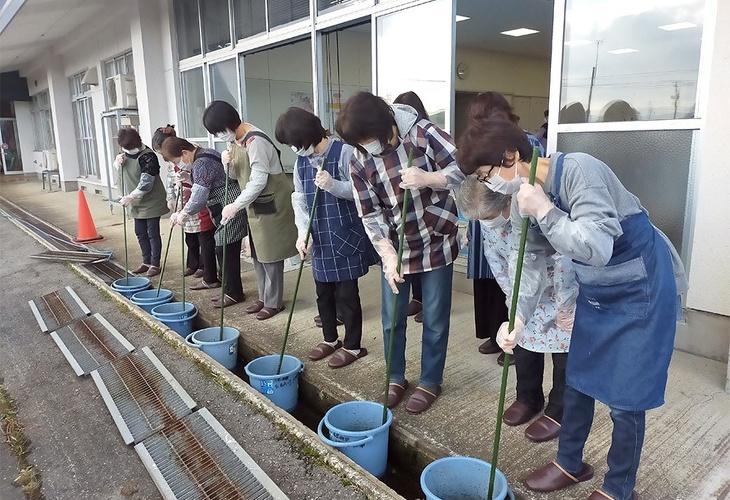 写真：身近な生活環境を考えるエコ活動「ＥＭせっけんづくり講習会」の様子