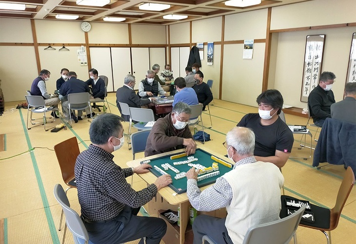 写真：吉島地区世代間交流麻雀大会の様子