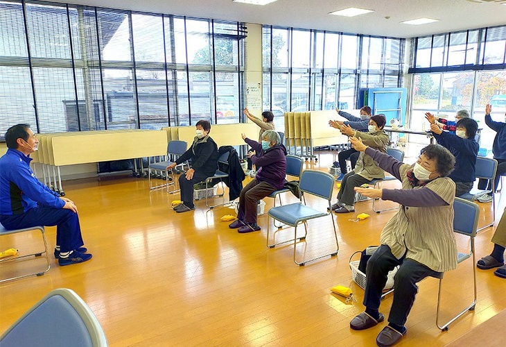写真:介護予防普及啓発事業公開講座「心も体も元気に!筋力・脳力アップ教室」の様子