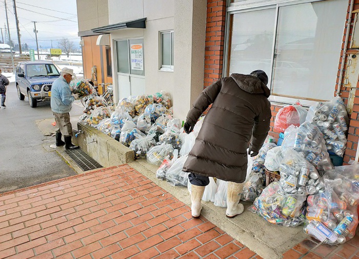 写真：資源ごみ回収の様子