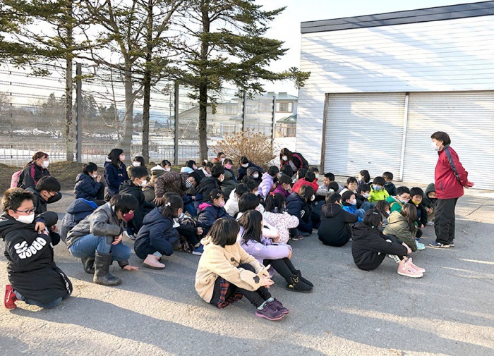 写真：地区交流センター・児童クラブきらり合同避難訓練の様子