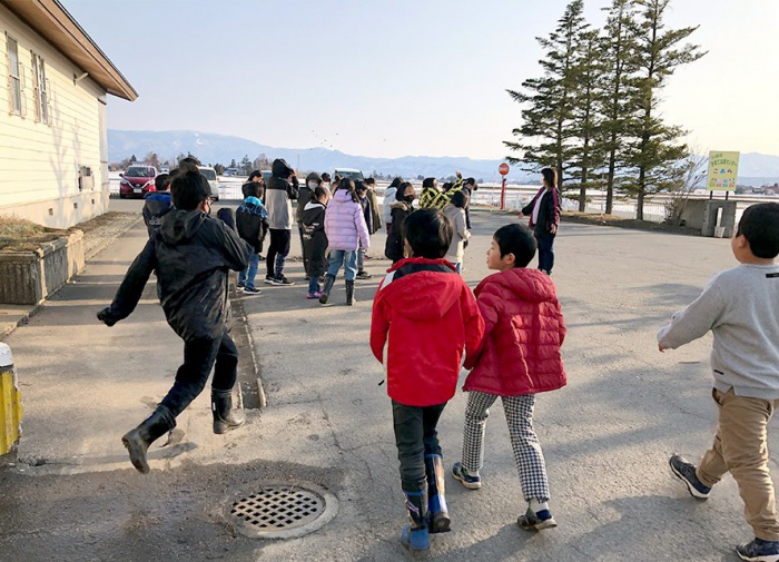 写真：地区交流センター・児童クラブきらり合同避難訓練の様子