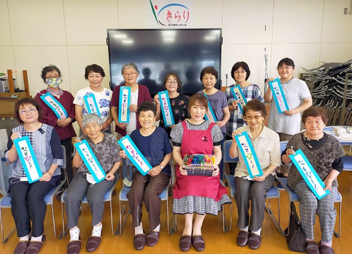 写真：介護予防普及啓発事業想いを伝える筆ペン絵文字教室：参加者と講師の集合写真