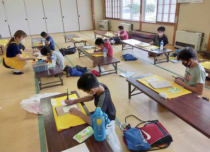 写真：第3回わんぱくキッズスクール：筆ペン絵文字教室に参加している児童
