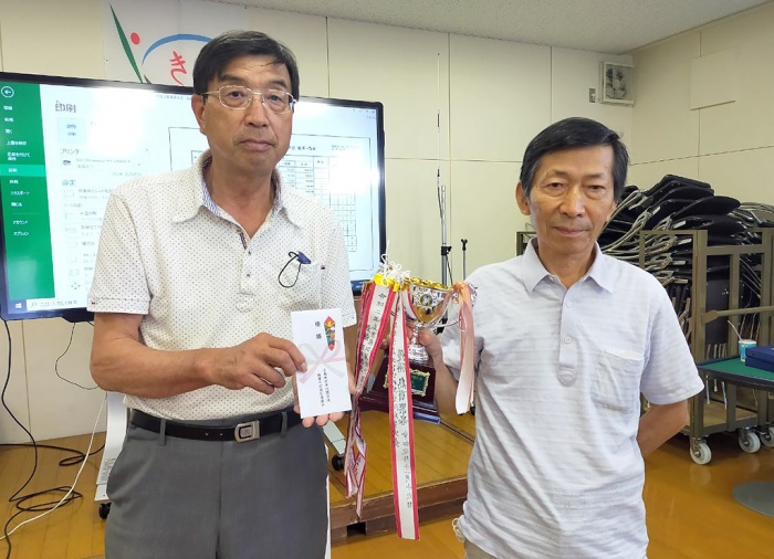 写真：吉島地区麻雀大会：入賞者表彰の様子