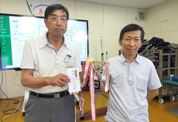 写真:吉島地区麻雀大会:入賞者表彰の様子