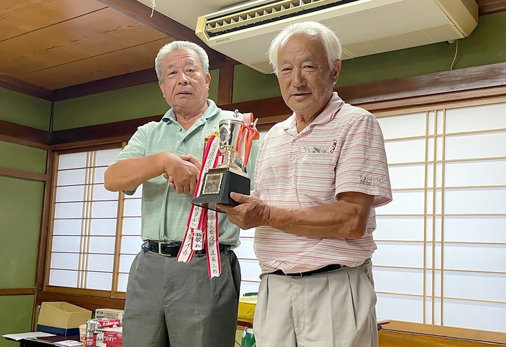 写真：吉島地区ゴルフ大会：入賞者の表彰の様子