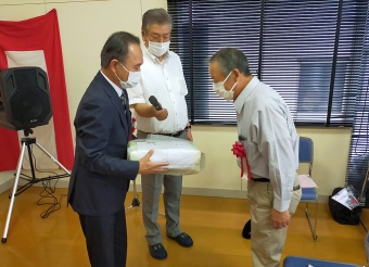 写真:吉島地区賀寿伝達式の様子
