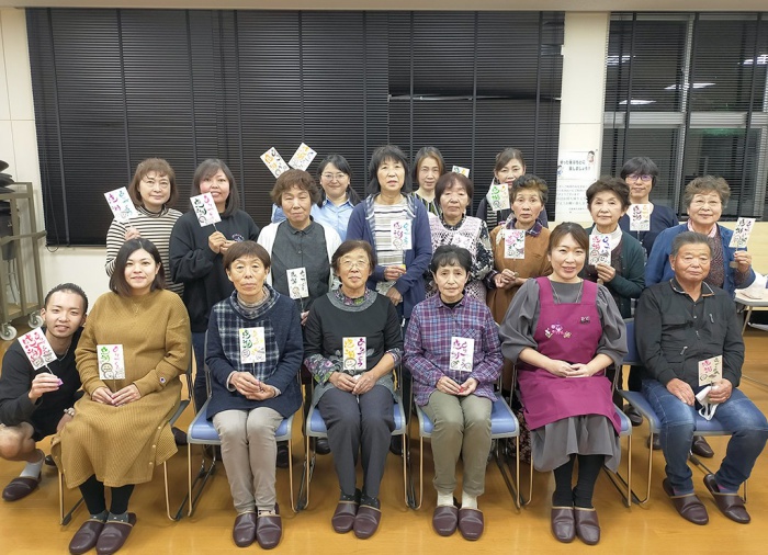 写真：吉島地区趣味の講座その３：想いを伝える筆ペン絵文字教室集合写真