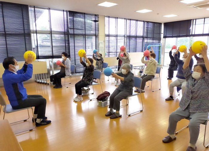 写真：介護予防普及啓発事業「心も体も元気に！筋力・脳力アップ教室」の様子