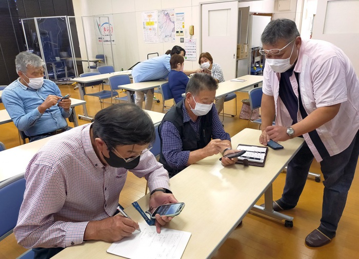 写真：吉島地区趣味の講座その１：みんなで顔を見ながら話そう！ＬＩＮＥ講座の様子