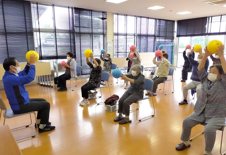 写真:介護予防普及啓発事業「心も体も元気に!筋力・脳力アップ教室」の様子