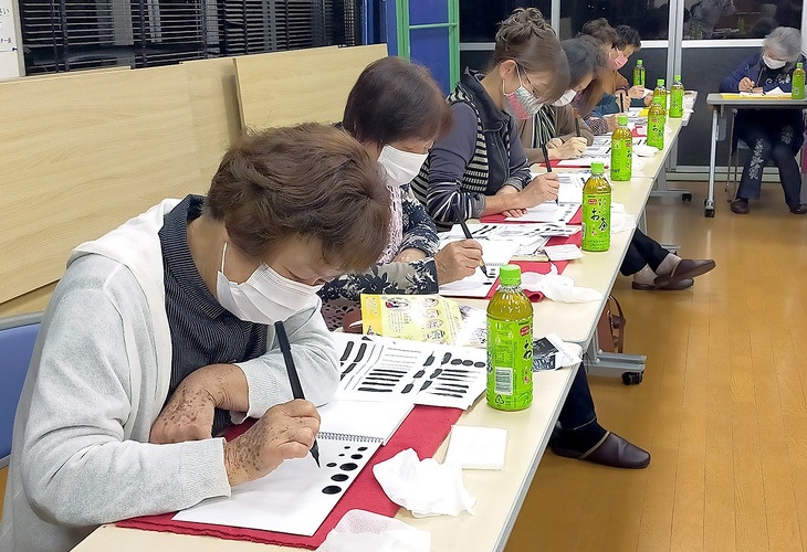写真:吉島地区趣味の講座その3:想いを伝える筆ペン絵文字教室の様子