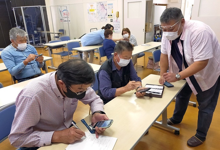 写真:吉島地区趣味の講座その1:みんなで顔を見ながら話そう!LINE講座の様子