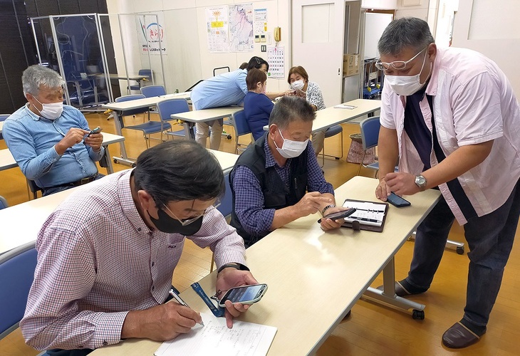 写真：吉島地区趣味の講座その１：みんなで顔を見ながら話そう！ＬＩＮＥ講座の様子