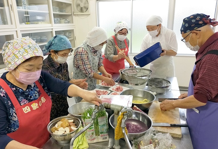 写真：吉島地区趣味の講座その２：お父さんの料理教室 パパっと作れるランチ講座の様子
