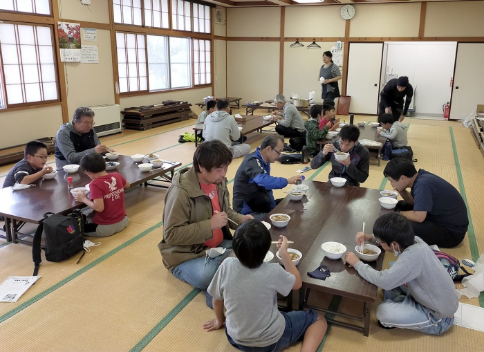 写真：わんぱくキッズスクール芋煮会の様子