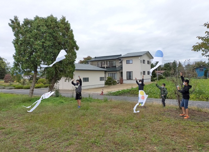写真：わんぱくキッズスクール凧あげの様子