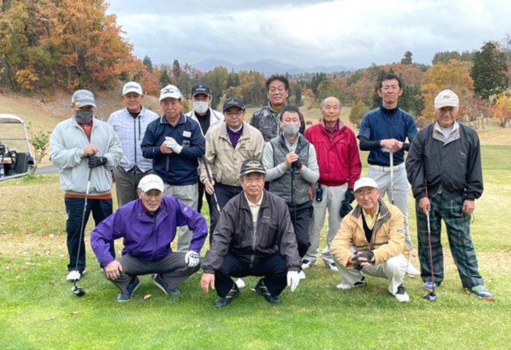 写真:世代間交流ゴルフ大会集合写真