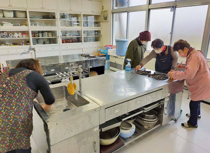 写真：吉島ボランティア会　清掃ボランティアの様子