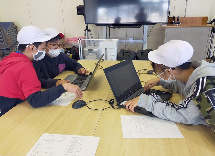 写真：吉島小学校6年生職場体験の様子