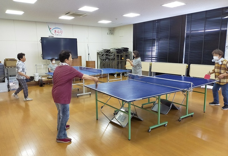 写真:ラージボール卓球の様子