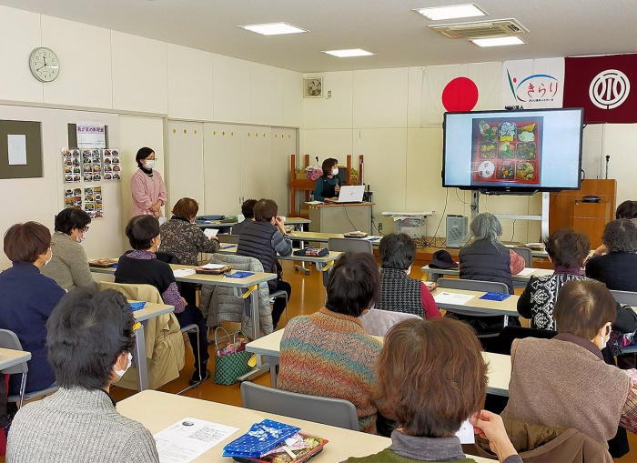 写真：地域交流事業（女性活動団体）くきなの会『まごころ弁当』講習会の様子