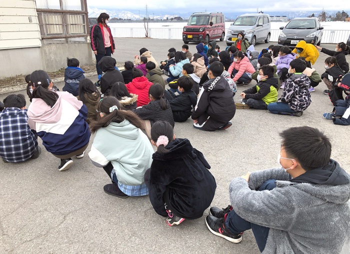 写真：地区交流センター・児童クラブきらり合同避難訓練の様子