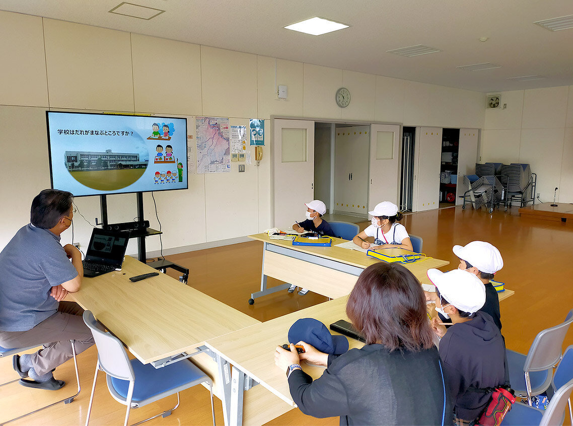 写真：吉島小学校の児童が吉島地区交流センターを見学している様子