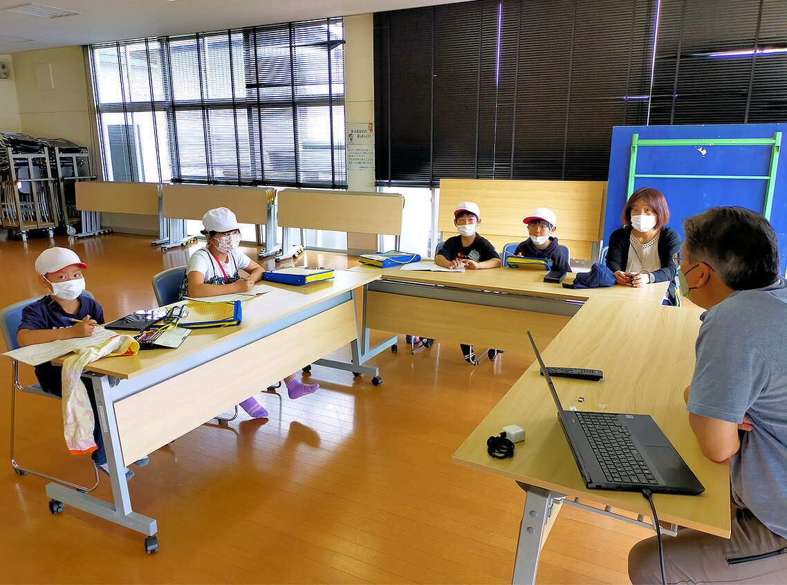 写真：吉島小学校の児童が吉島地区交流センターを見学している様子