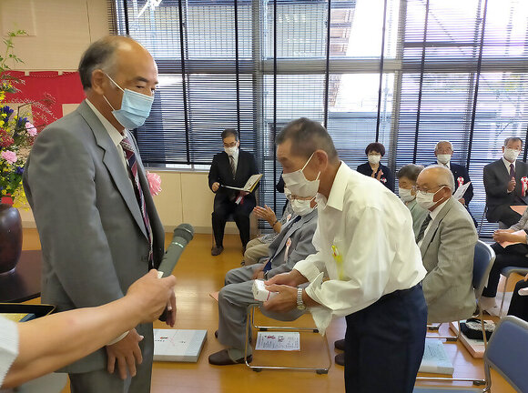 写真:吉島地区敬老会・賀寿伝達式の様子