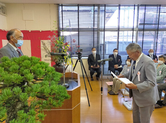 写真:吉島地区敬老会・賀寿伝達式の様子